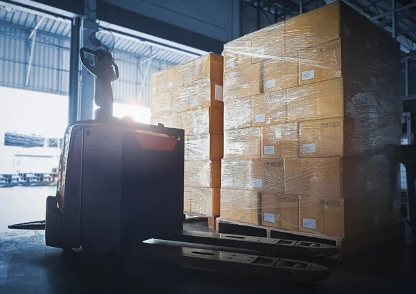 Stacked Package Boxes Electric Forklift Pallet Jack Storage Warehouse 스트리트 — 스톡 사진