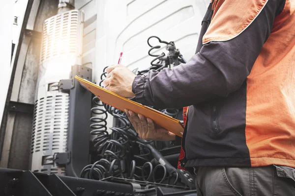 Otomatik Mekanik Sürücüsü Holding Panosu Yarı Kamyon Bakım ve Güvenlik Programını Denetliyor.