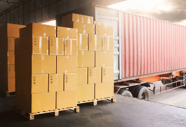 Paket Kutuları Yük Kutusuyla Doldur. Römork kamyonu rıhtım deposuna yükleniyor. Teslimat servisi. Depo Lojistiği sevkiyatı. Kargo Nakliye Aracı.
