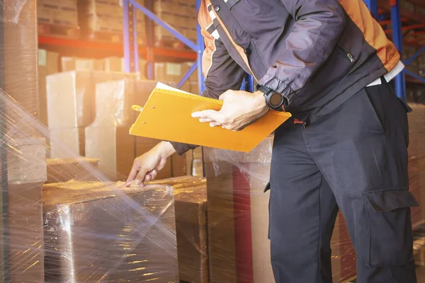 Warehouse Worker Holding Clipboard Sua Gestão Inventário Fazendo Armazém Armazenamento — Fotografia de Stock