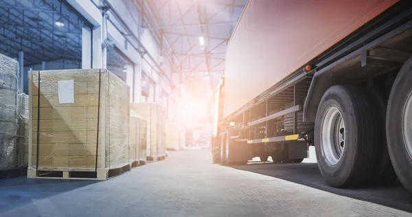Industrial Business Cargo Freight Truck Transport Logistics Trailer Truck Loading — ストック写真