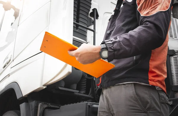 Auto Motorista Mecânico Segurando Clipboard Está Verificando Programa Manutenção Segurança — Fotografia de Stock