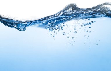 Su Dalgası. Hava kabarcıkları berrak suda yüzer. Saf içme suyu, oksijen gevşemesi. Beyaz Arkaplanda Mavi Su.