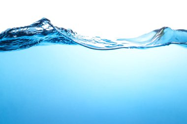 Su Dalgası. Hava kabarcıkları berrak suda yüzer. Saf içme suyu, oksijen gevşemesi. Beyaz Arkaplanda Mavi Su.