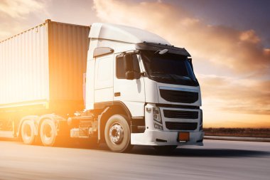 Yarı Karavan Kamyonları Sunset 'te Yolda Sürüyor. Big Rig, Traktör Truck. Kargo konteynırı. Ekonomik İş Taşımacılığı Yolda. Kamyonculuk. Nakliye Aracı Taşımacılığı.