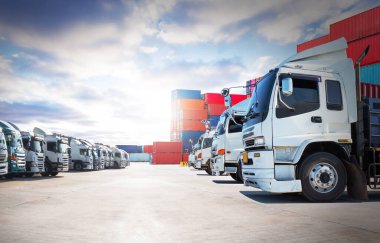 Limandaki otoparkta yarı karavan kamyonları. Big Rig, Taşımacılık. Kargo konteynırı. İthalat-ihracat, Ekonomi Ticaret Taşımacılığı. Yük kamyonu, Lojistik Kargo Taşımacılığı.