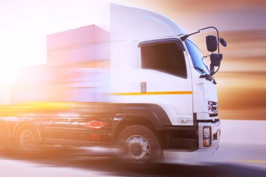 Yarı Hızlı Karavan Kamyonu Yolda Sürüşü. Büyük kamyon. Kargo konteynırı. Ekonomik Taşımacılık Şirketi. Ekonomik İş Taşımacılığı Yolda. Kamyonculuk. Kamyon Lojistiği.