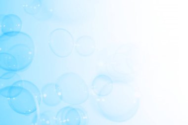 Havada süzülen güzel mavi sabun köpükleri. Kutlama Şenliği Arkaplanı. Tazelik sabunu köpüklü su. Mavi ve Beyaz Gradyan Yapısı.