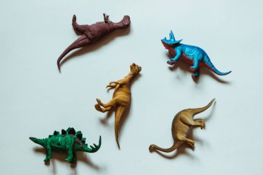 Köşesinde dört şerit olan beyaz arkaplan.