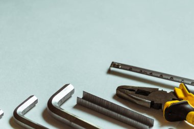 Kerpetenin yanında metal uğursuz tuşlar ve beyaz arka planda bir mezura, yerleştirmek için bolca yer var..