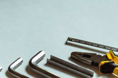 Kerpetenin yanında metal uğursuz tuşlar ve beyaz arka planda bir mezura, yerleştirmek için bolca yer var..