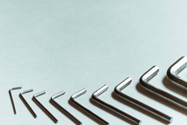 Metal hex tuşları beyaz bir arkaplanda yer alır..