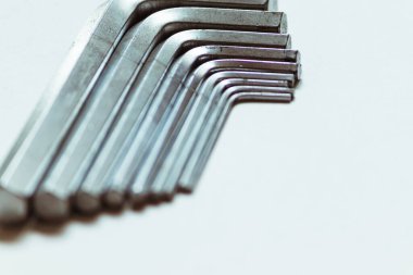 Metal uğursuzluk tuşları beyaz arkaplanda yakın plan.