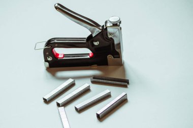 Beyaz arka plandaki zımbaların yanında mobilya zımbası var..