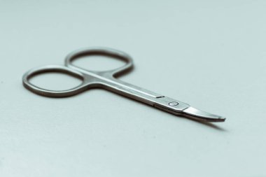 Manikür için metal küçük makas beyaz arkaplanda yatar.