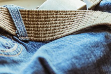 Bej askeri naylon kemerli mavi kot pantolon..