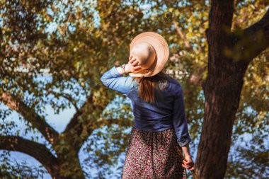 Yaz panamalı kız güneşli bir yaz gününde ormanın arka planında.