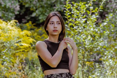 Kız ormanda yapayalnız. Şehvetli kız..