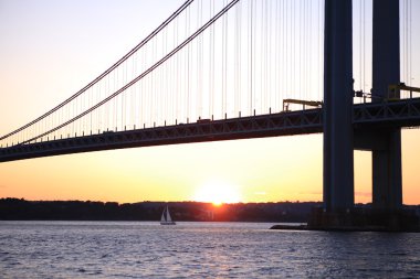 Narrows Verrazano Köprüsü'nün altında tekne