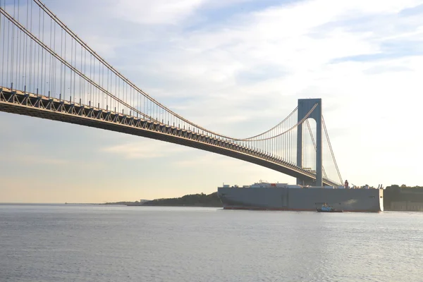 Gran barco comercial pasa bajo el puente más grande de la ciudad de Nueva York —  Fotos de Stock