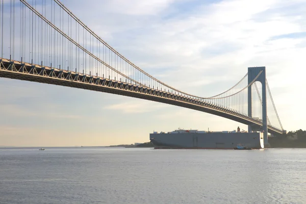 大規模な貿易船ニューヨーク市で最大の橋の下を通過します。 — ストック写真