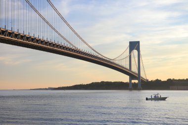 Narrows Verrazano Köprüsü'nün altında tekne