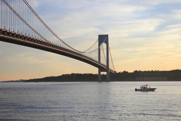 Narrows Verrazano Köprüsü'nün altında tekne — Stok fotoğraf