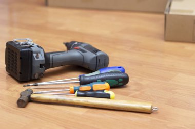 Bir evin ahşap zemininde aletler