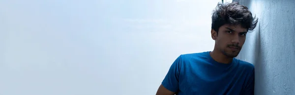 Spor elbise giyen yakışıklı, sağlıklı Asyalı bir adamın portresi. Sağlıklı bir çocuk. İnce, mükemmel bir vücut. Mutlu seksi adam fotokopi odasıyla rahatlıyor. Özgürlük yaşam tarzı sağlık hizmetleri panoramik afişi
