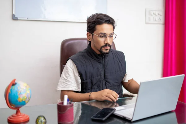 Indiase Tiener Werkt Aan Zijn Laptop Concentratie Werk Vanuit Huis — Stockfoto
