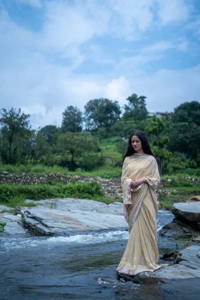 Hermosa Joven Modelo India Vestida Con Saree Tradicional Pie Frente — Foto de Stock