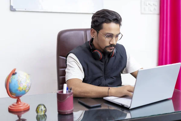 Indiase Tiener Werkt Aan Zijn Laptop Concentratie Werk Vanuit Huis — Stockfoto