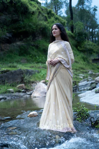 Piękna Indyjska Młoda Modelka Tradycyjnym Sari Stojąca Przed Krajobrazem Rzeki — Zdjęcie stockowe