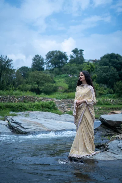 Piękna Indyjska Młoda Modelka Tradycyjnym Sari Stojąca Przed Krajobrazem Rzeki — Zdjęcie stockowe