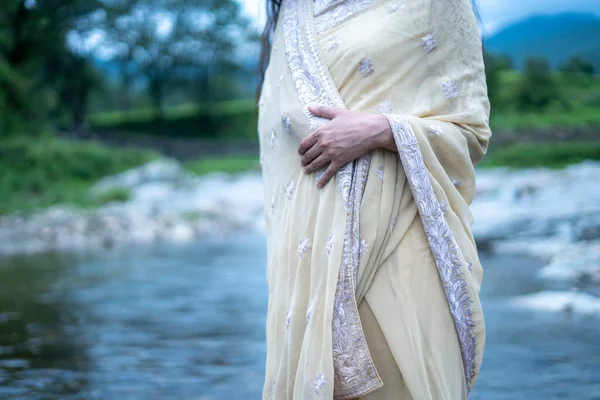 Linda Indiana Jovem Modelo Feminino Vestindo Saree Tradicional Frente Uma — Fotografia de Stock