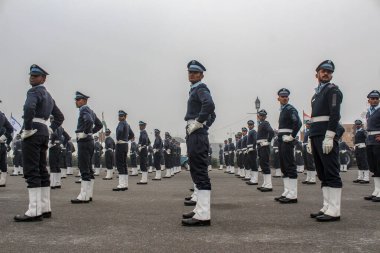 Hindistan Kapısı, Yeni Delhi, Hindistan, Ocak-2020: Hint Ordusu askerleri Rajpath 'e yürüyorlar. Cumhuriyet Günü geçit töreninin provalarında yer alan bir merasim bulvarı..