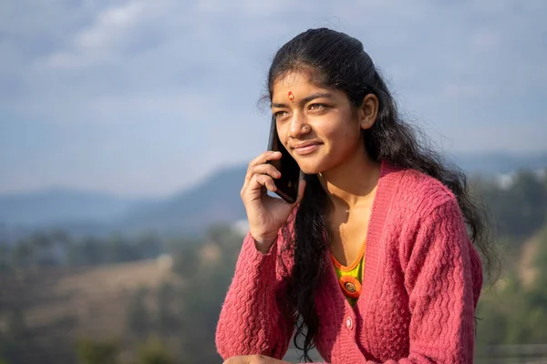 Joven Chica India Hablando Por Teléfono — Foto de Stock