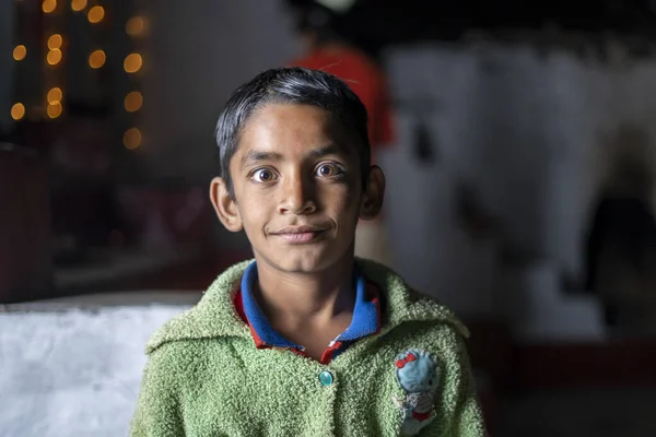 Drámai Portré Egy Fiatal Indiai Gyerekről Aki Alacsonyan Bokeh Fényekkel — Stock Fotó