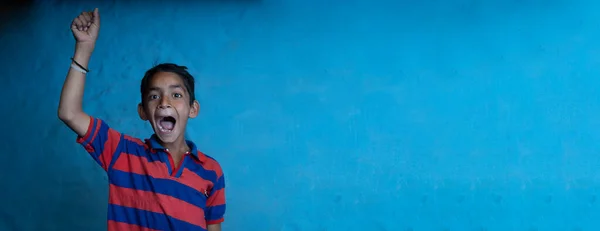 Imagen Bandera Niño Indio Pie Una Pared Azul Agitando Mano —  Fotos de Stock