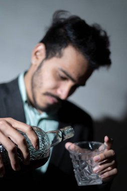 Bir adamın eline yaklaş ve bardağa şarap dök. Ofis partisi konsepti