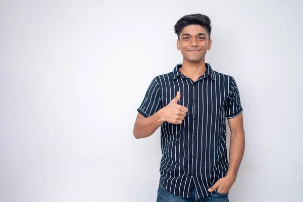 Joven Hombre Guapo Usando Una Media Camisa Que Muestra Golpes —  Fotos de Stock