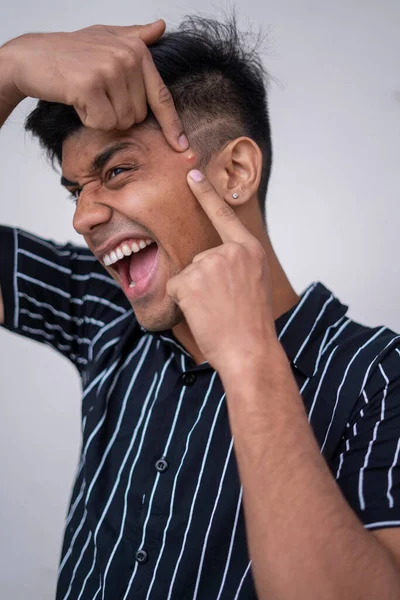 Portrait Jeune Homme Serrant Des Boutons Debout Sur Fond Blanc — Photo