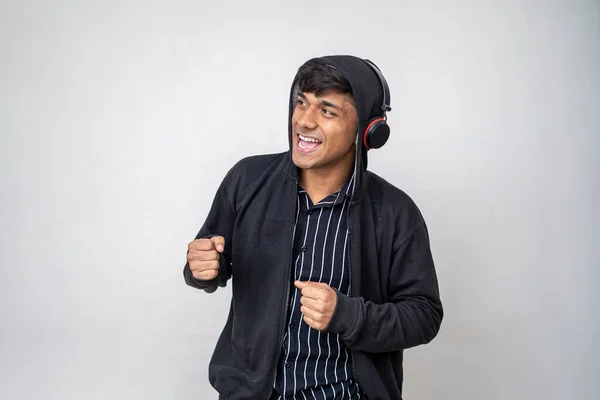 Jovem Bonito Homem Ouvir Música Com Fones Ouvido Vestindo Preto — Fotografia de Stock