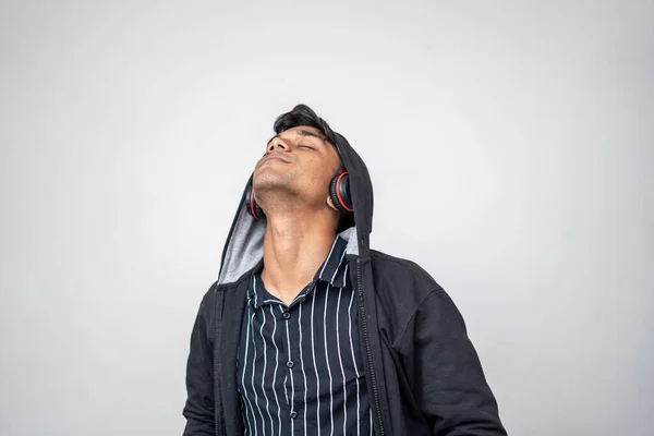 Schöner Attraktiver Indischer Mann Schwarzem Kapuzenpulli Trägt Drahtlosen Musik Kopfhörer — Stockfoto