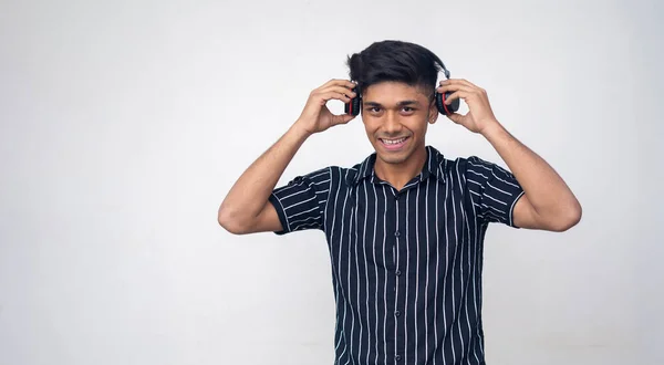 Feliz Jovem Indiano Meia Camisa Segurando Fone Ouvido Sem Fio — Fotografia de Stock