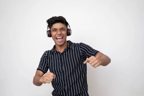 Glücklicher Indischer Gutaussehender Mann Mit Kopfhörer Der Musik Auf Weißem — Stockfoto
