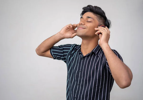 Glücklicher Junger Indischer Mann Halbhemd Kopfhörer Mit Beiden Händen Haltend — Stockfoto