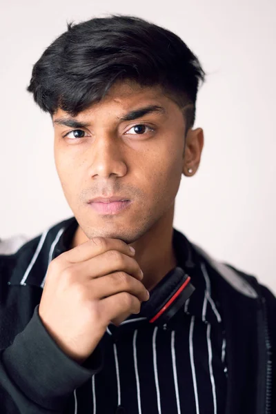 Retrato Jovem Adolescente Descansando Queixo Punho Barbear Limpo Vestindo Jaqueta — Fotografia de Stock