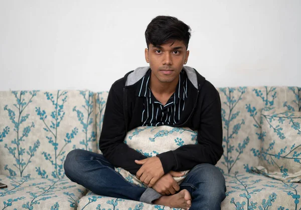 Caucásico Adolescente Niño Usando Chaqueta Vaqueros Sosteniendo Cojín Sentado Sofá —  Fotos de Stock