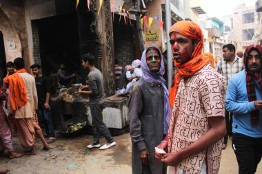 Mathura, Uttar Pradesh / Hindistan - 6 Ocak 2020: Renklerle oynayan ve uttar pradesh eyaletinde Holi 'yi kutlayan gençler.